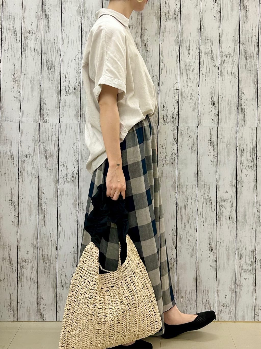 ちぐささんの「SHOO･LA･RUE｜【S-LL/UV/接触冷感/抗菌防臭】体型を自然にカバー フレンチリネンブレンド襟付ドルマンシャツ」を使ったコーディネート
