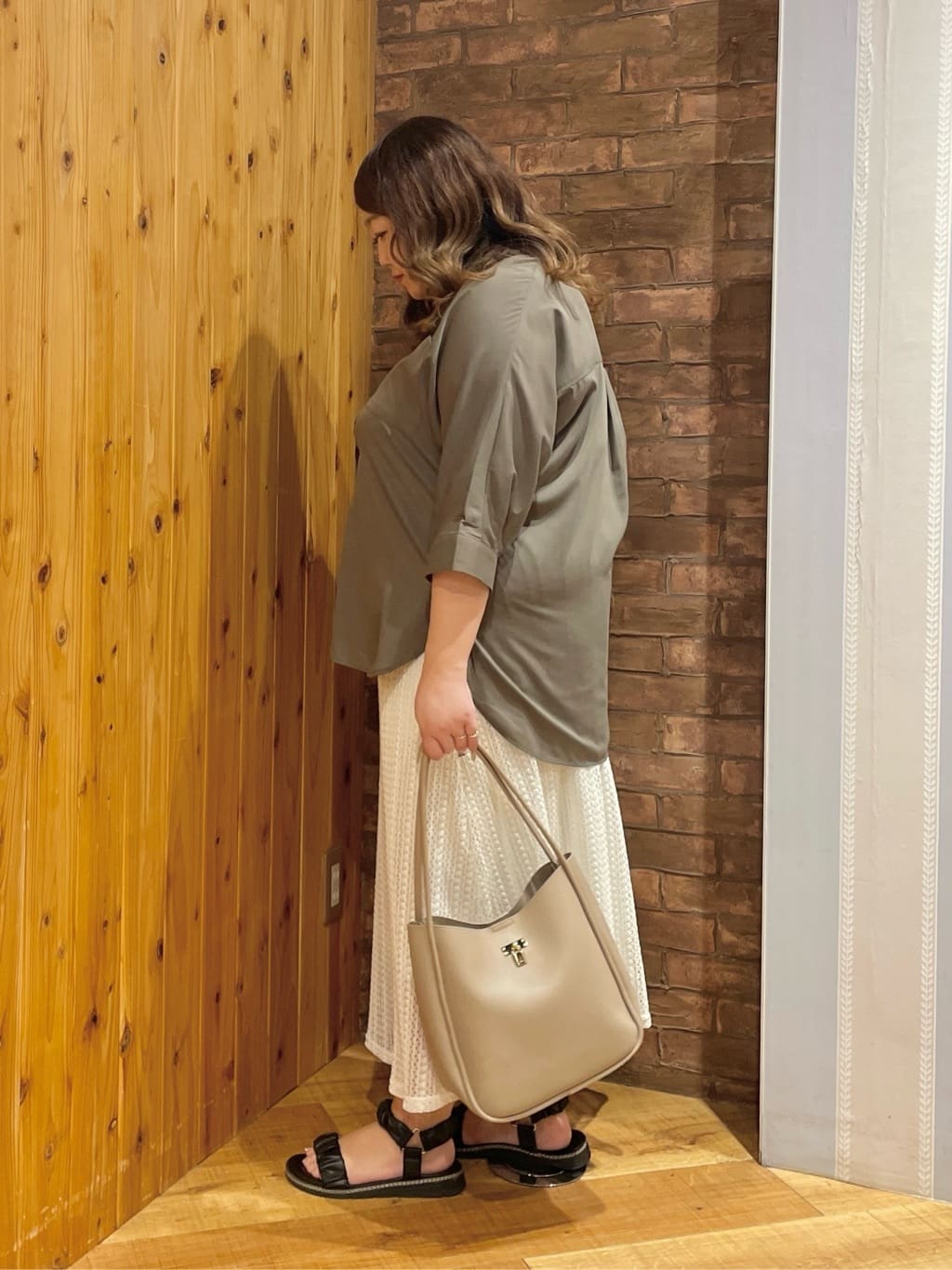Risaさんの「SHOO･LA･RUE｜【S-LL/洗濯後しわになりにくい】コットン風 前あきドルマンブラウス」を使ったコーディネート