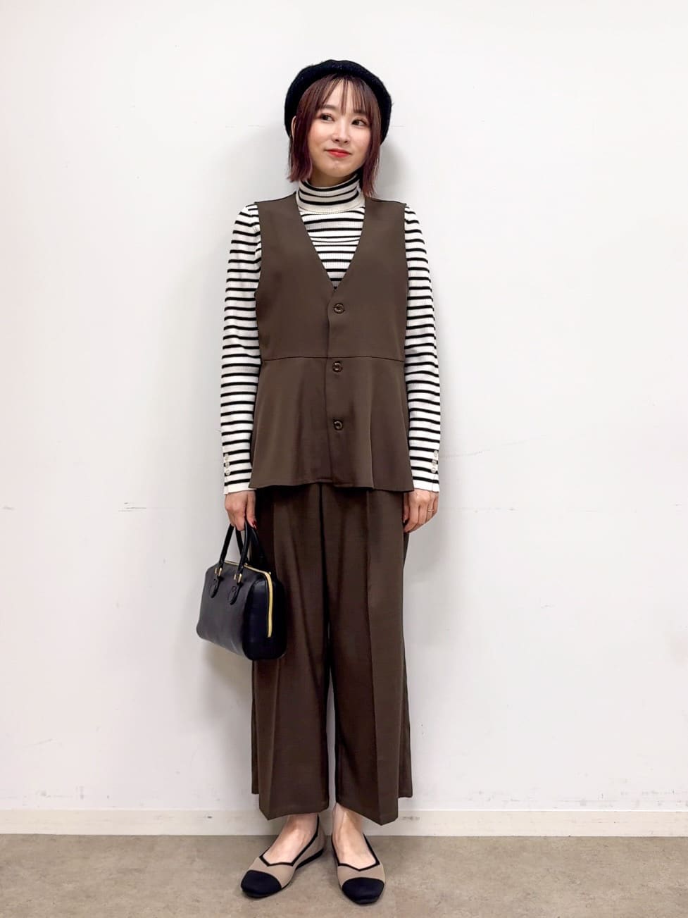 𝐜𝐡𝐢𝐤𝐚さんの「SHOO･LA･RUE｜【S-LL/セットアップ可/洗濯後しわになりにくい】ペプラムジレ」を使ったコーディネート
