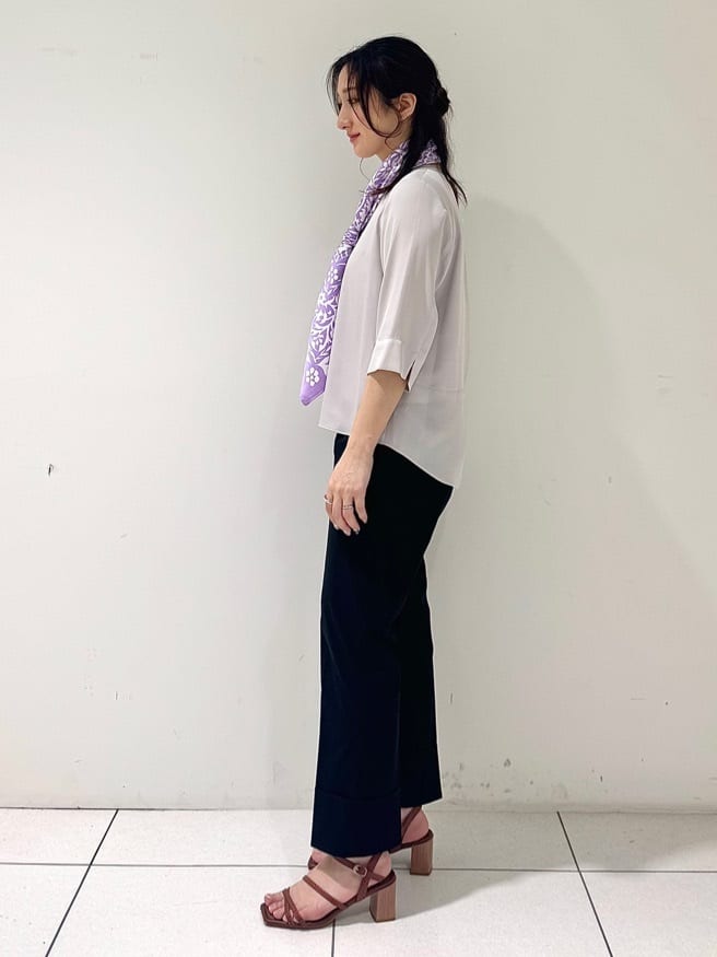 そんさんの「INDIVI｜【90cm四方】ボタニカル柄大判スカーフ」を使ったコーディネート