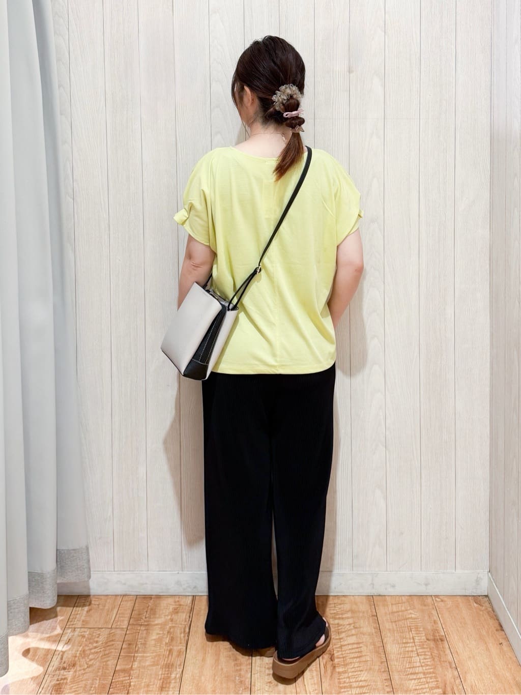 愛さんの「SHOO･LA･RUE｜【S-LL/UV/プチプラ】お袖タックで好印象 デザインTシャツ」を使ったコーディネート