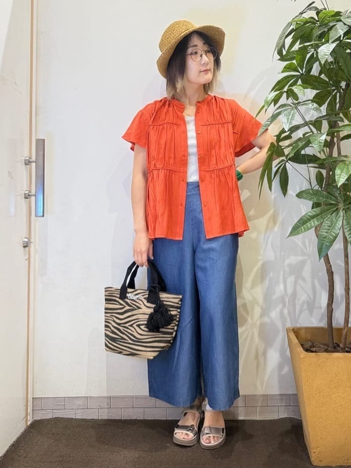 misakiさんの「SHOO･LA･RUE｜【洗える/S-LL/ひんやり】金ボタンがアクセント　大人のデニムガウチョパンツ」を使ったコーディネート