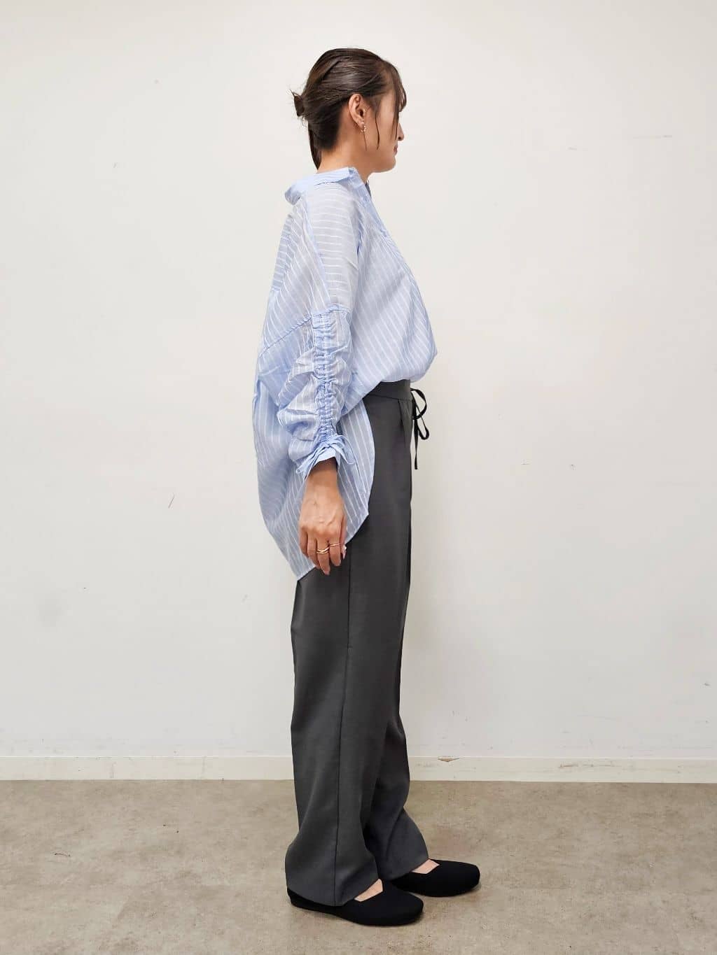 ゆゆさんの「SHOO･LA･RUE｜【S-LL】程よい透け感 ストライプ柄 お袖ギャザーデザインシャツ」を使ったコーディネート