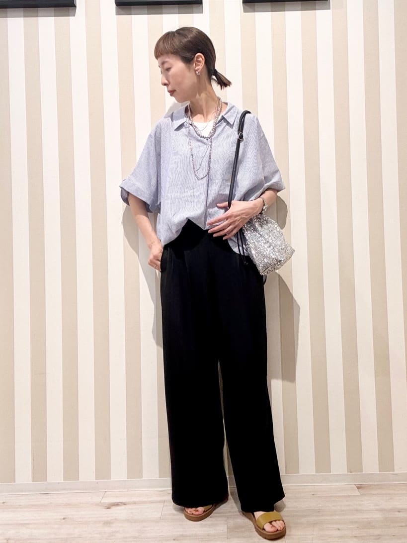 まつこさんの「SHOO･LA･RUE｜【S-LL/UV/接触冷感/抗菌防臭】体型を自然にカバー フレンチリネンブレンド襟付ドルマンシャツ」を使ったコーディネート