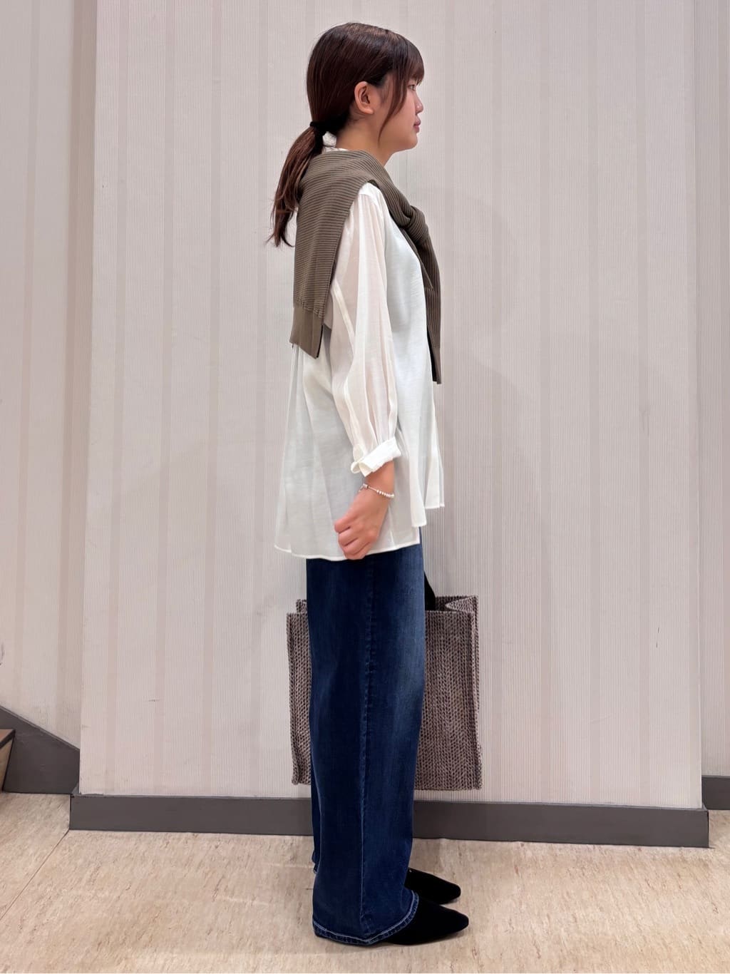 ちひさんの「INDIVI｜【褒められデニム】ワイドストレート デニムパンツ」を使ったコーディネート