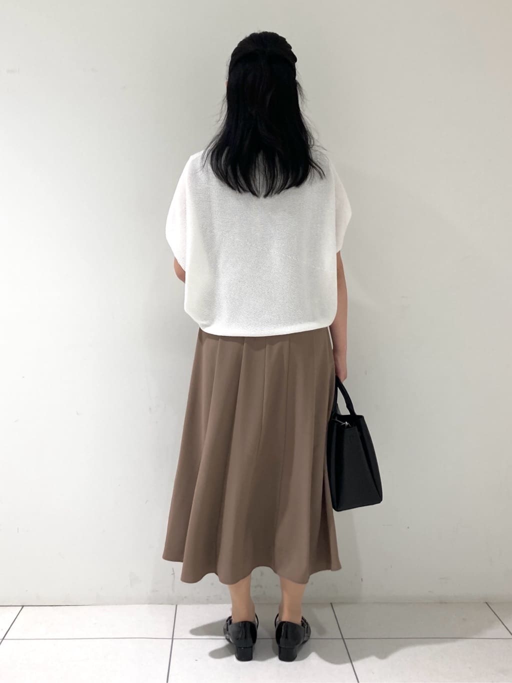 momokoさんの「INDIVI｜【洗える／清涼感】コクーンシルエットニット」を使ったコーディネート