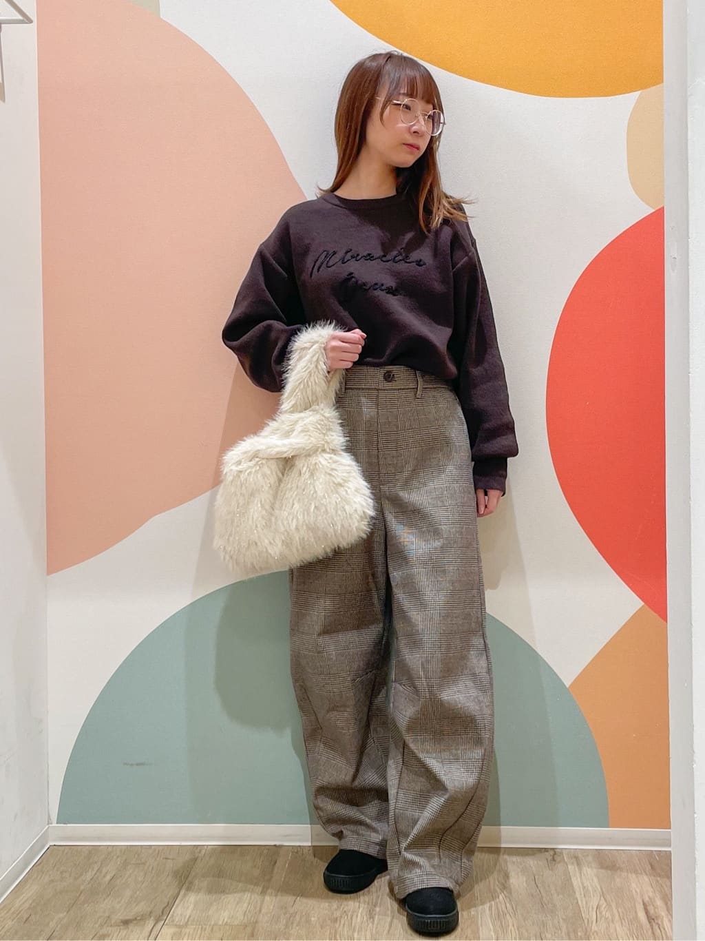 とまとさんの「SHOO･LA･RUE｜【洗濯機可/ちくちくしにくい】大人のための スウェットライク刺繍ロゴニット」を使ったコーディネート