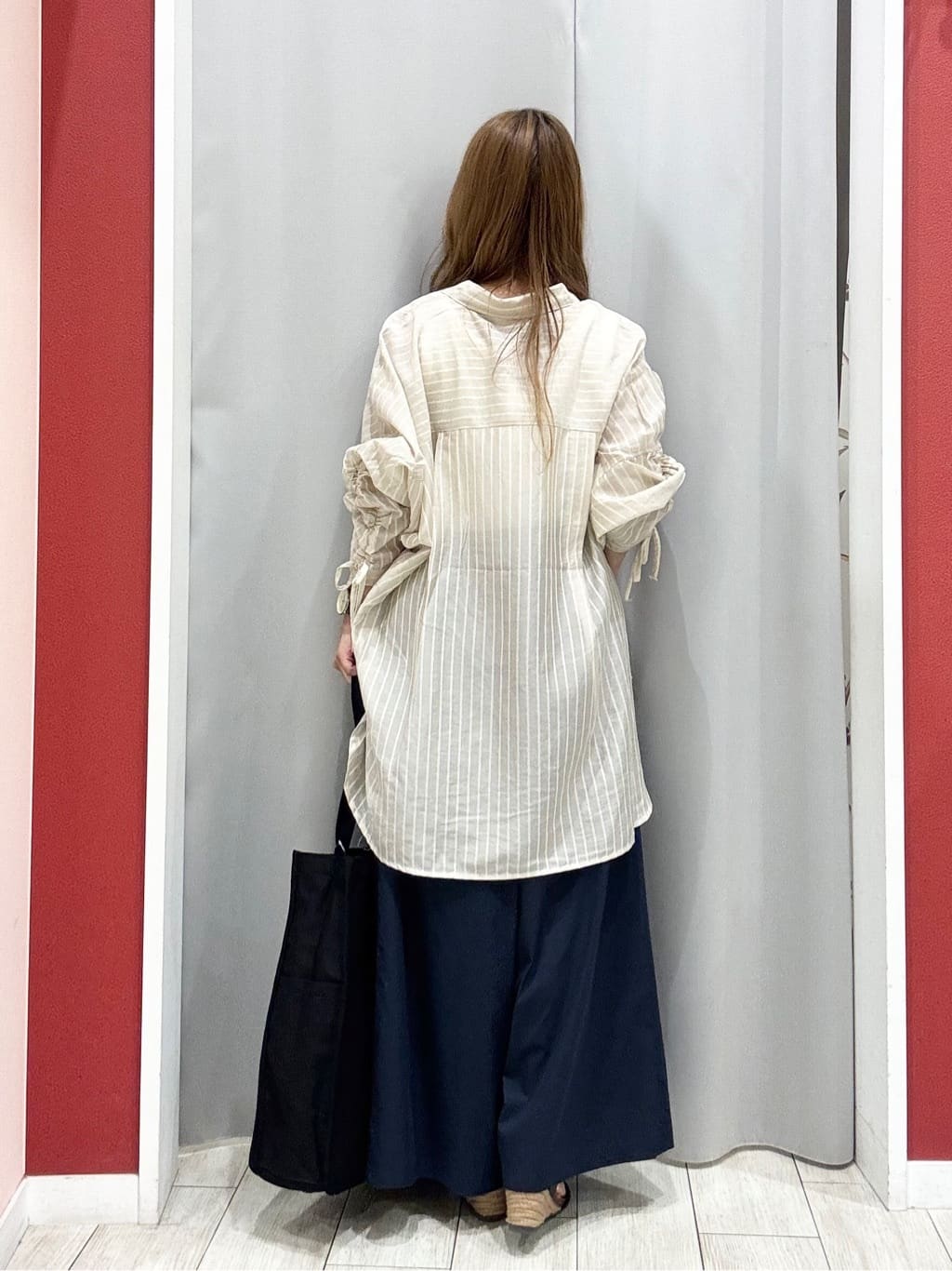 shioさんの「SHOO･LA･RUE｜【S-LL】程よい透け感 ストライプ柄 お袖ギャザーデザインシャツ」を使ったコーディネート