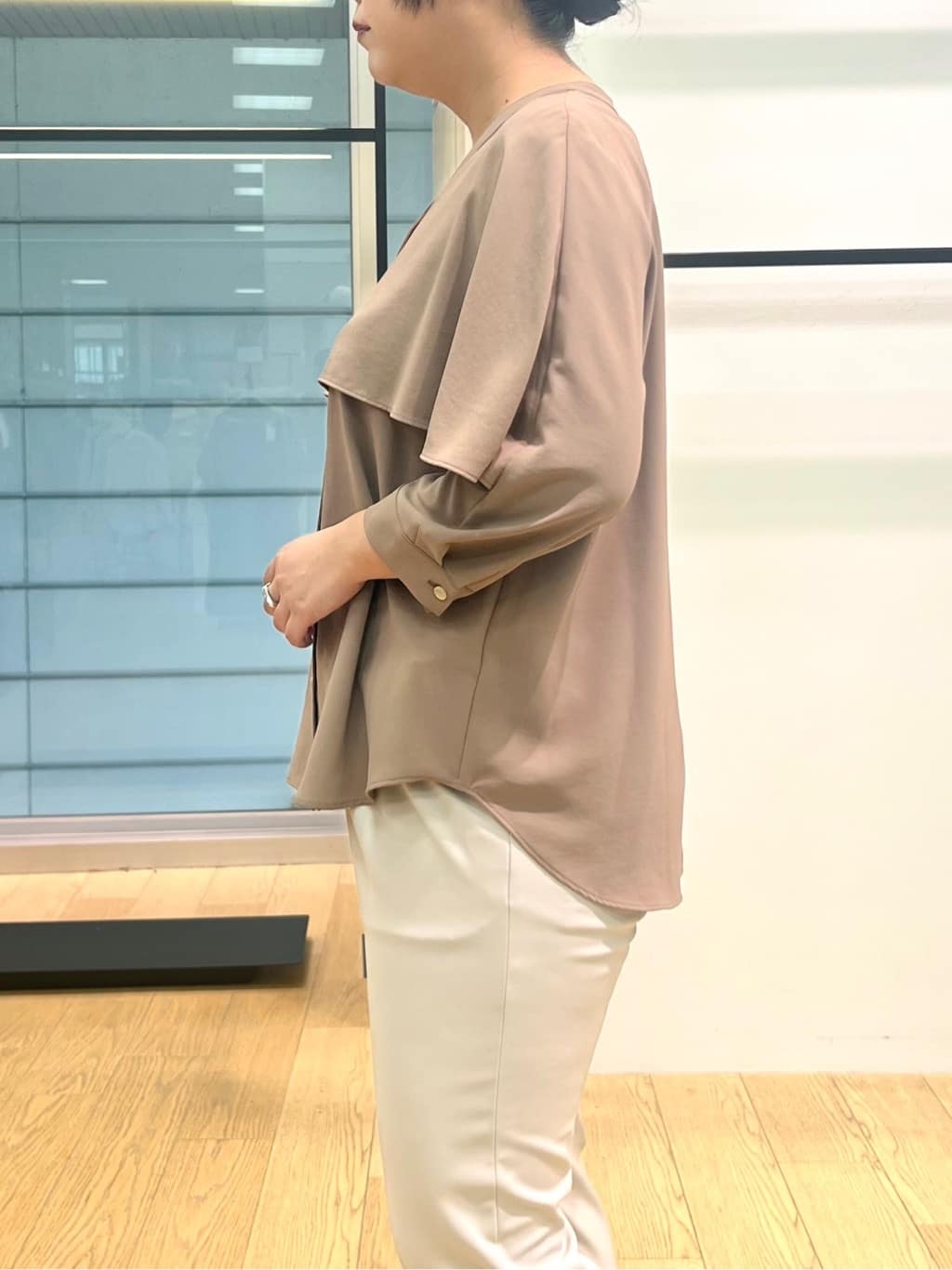 shimaさんの「INDIVI｜【羽織りとしても活躍！】ケープカラーブラウス」を使ったコーディネート