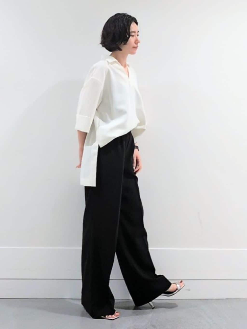ミズタさんの「UNTITLED｜【UVカット/接触冷感/吸水速乾/ゆったり】V開きネックシャツ」を使ったコーディネート