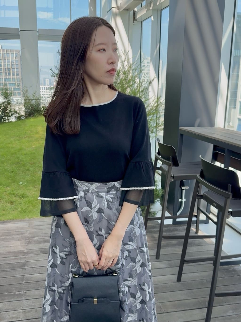 teiさんの「Couture brooch｜【フェミニン・着映え・通勤】シアーフレアー袖ニットトップス」を使ったコーディネート