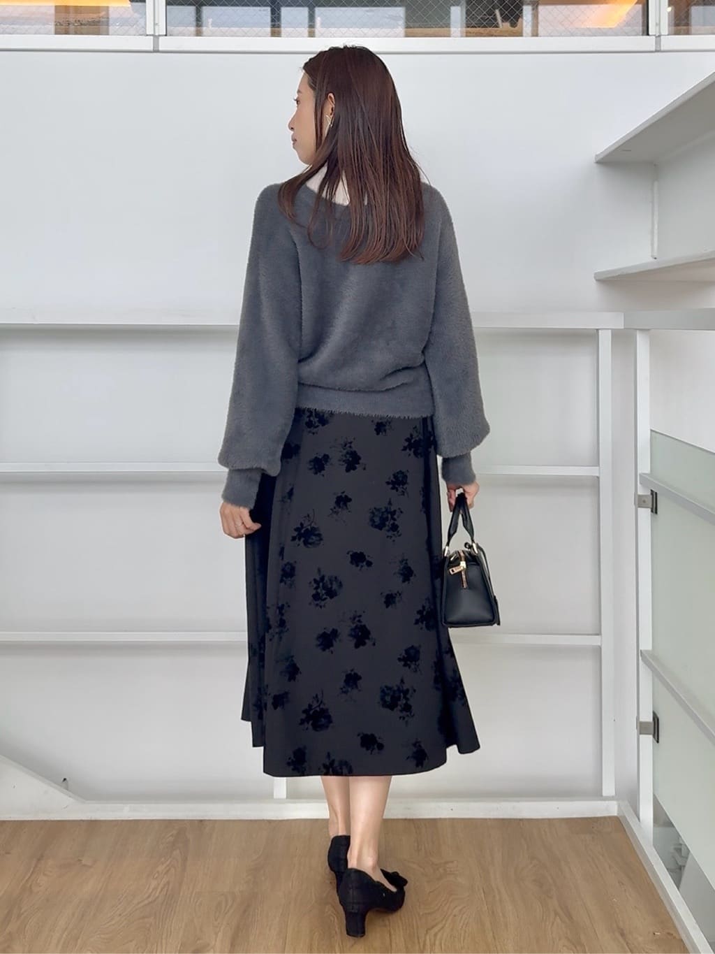 teiさんの「Couture brooch｜【ふわふわ/前後2WAY】フェザーカーディトップス」を使ったコーディネート