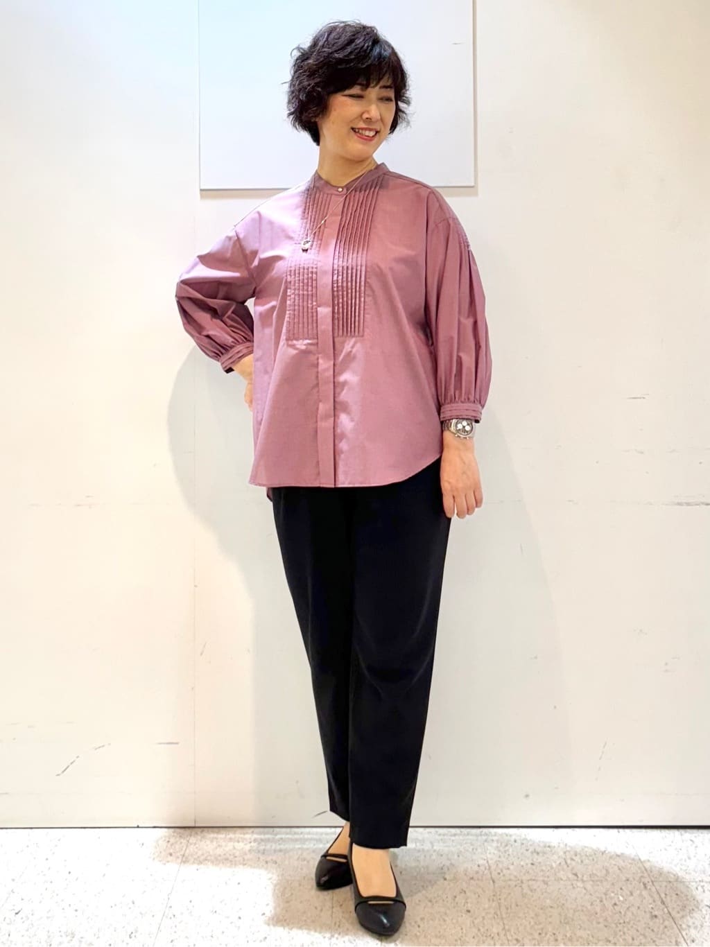 ヤスコさんの「Reflect｜【程よいゆとり感／体型カバー】ピンタックデザインシャンブレーブラウス」を使ったコーディネート