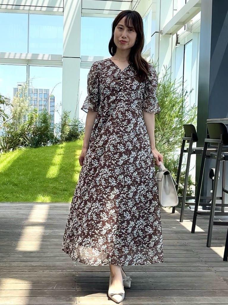 はばさんの「Couture brooch｜【一枚で着映える・通勤】Vネックフラワーワンピース」を使ったコーディネート