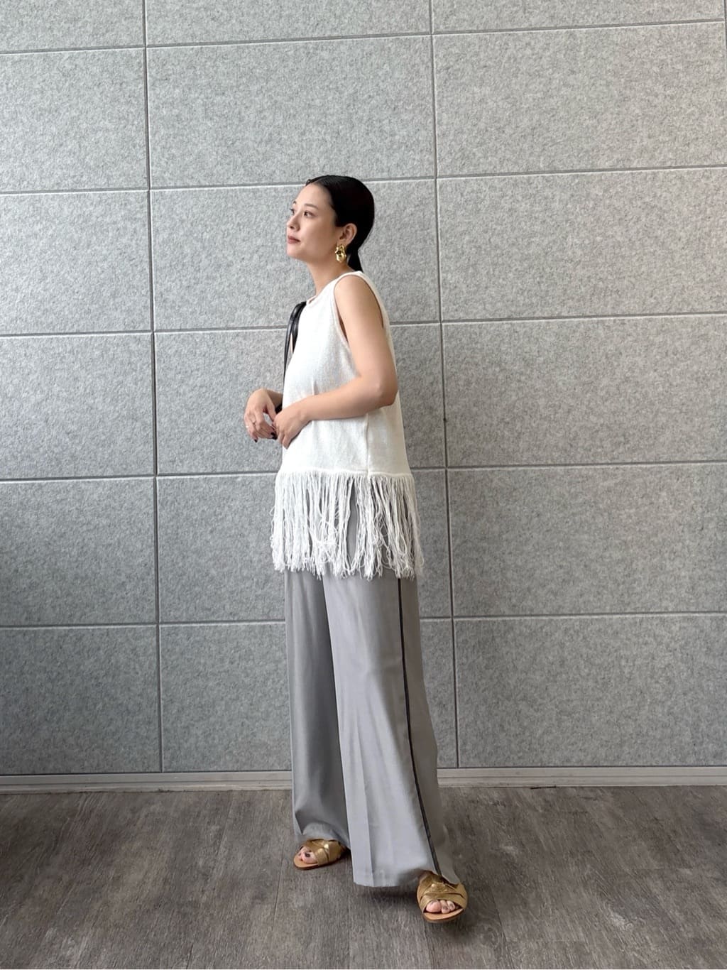 ayanoさんの「INDIVI｜スリーブレスフリンジニット」を使ったコーディネート