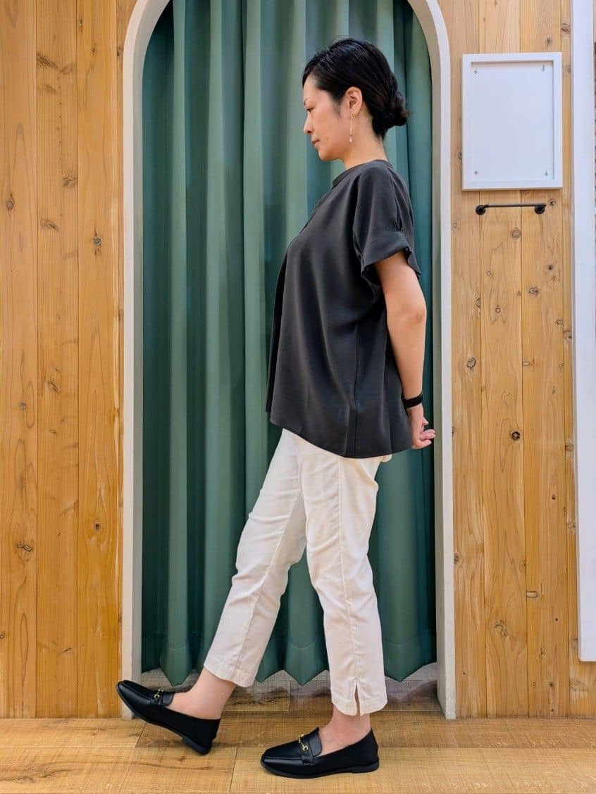 ショーコラさんの「SHOO･LA･RUE｜【S-LL/セットアップ可/ひんやり】きちんと見えで上品 お袖タック スキッパーブラウス」を使ったコーディネート