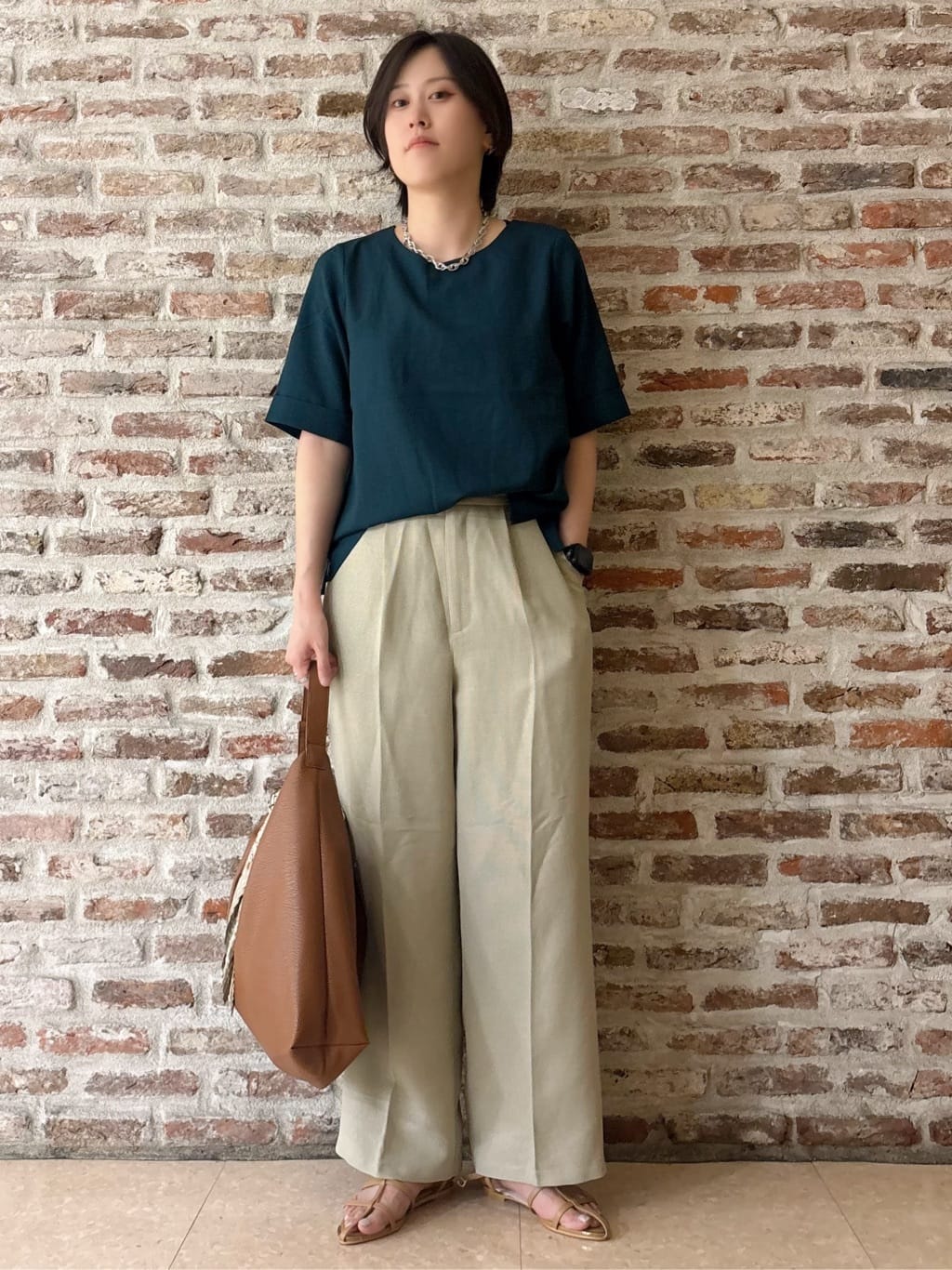 しばさんの「THE SHOP TK｜麻調メッシュブラウス【二の腕カバー/洗える】」を使ったコーディネート