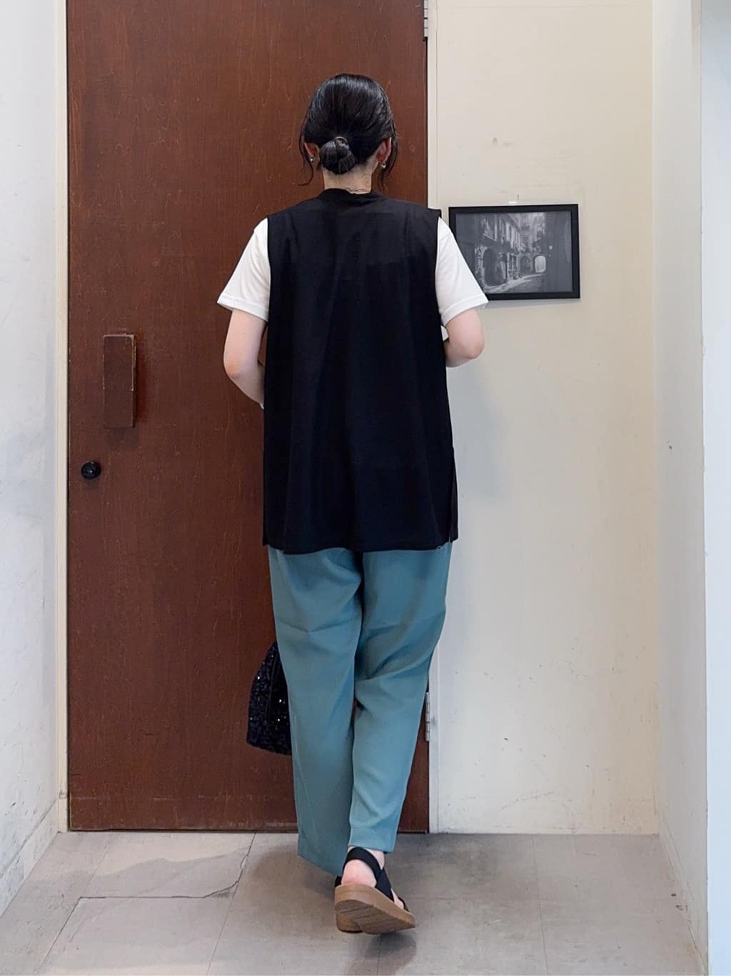 𝐇𝐢𝐫𝐨𝐦𝐢さんの「SHOO･LA･RUE｜【2点セット】着回しいろいろ ジレ＋ロゴTシャツ」を使ったコーディネート