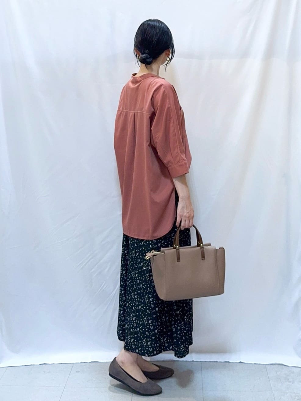 𝐇𝐢𝐫𝐨𝐦𝐢さんの「SHOO･LA･RUE｜【S-LL/洗濯後しわになりにくい】コットン風 前あきドルマンブラウス」を使ったコーディネート