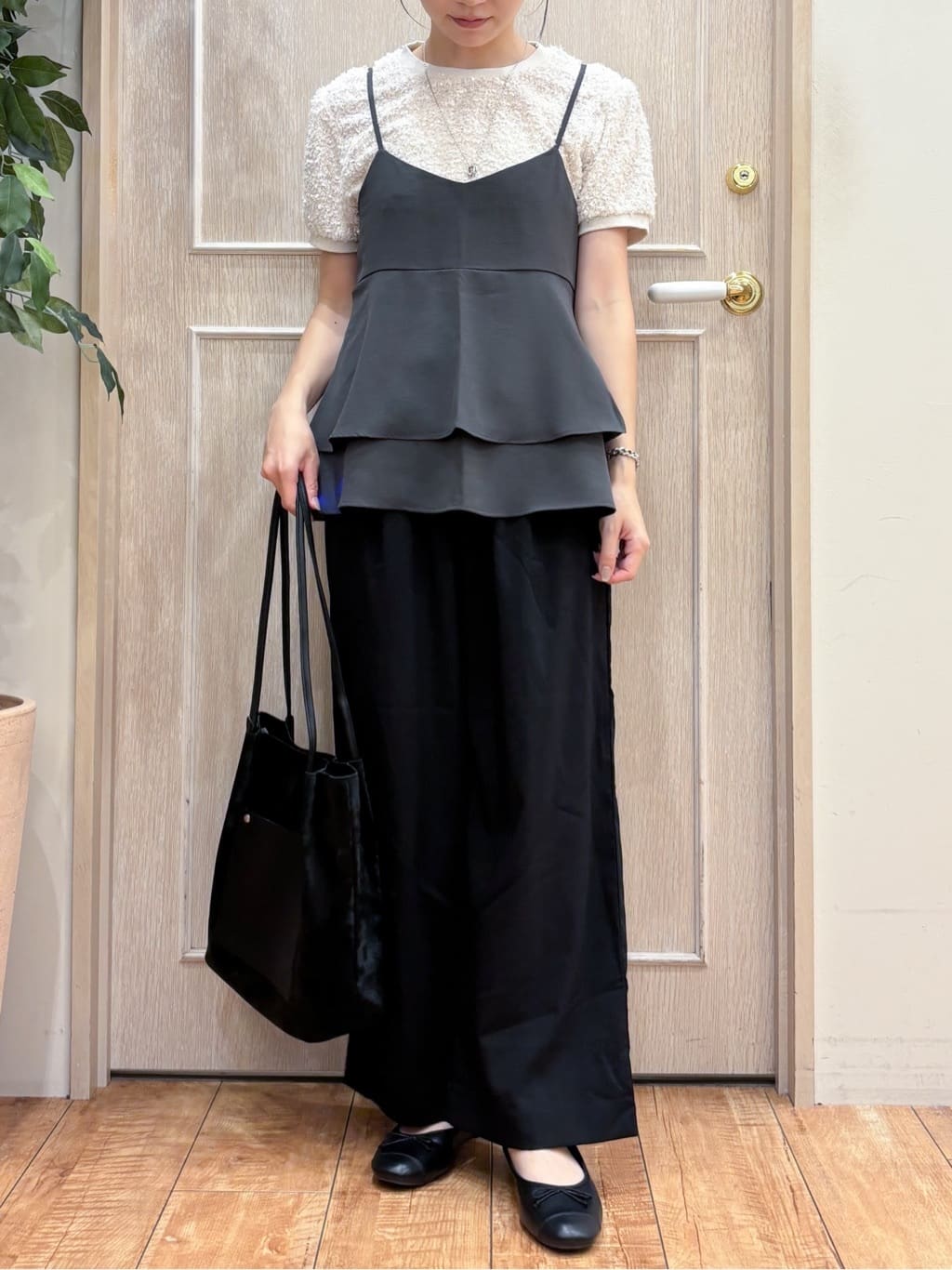 なみさんの「SHOO･LA･RUE｜【S-LL/セットアップ可/ひんやり】女性らしさ溢れる ティアードキャミソール」を使ったコーディネート