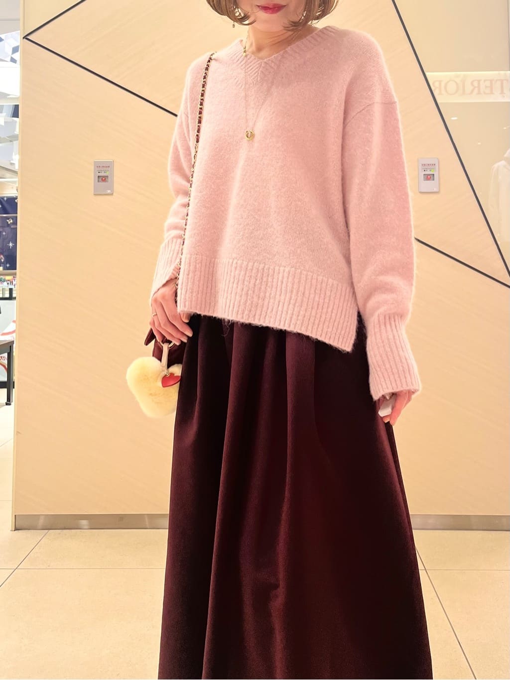 yahataさんの「DRESSTERIOR｜アルパカブレンドVネックニット」を使ったコーディネート