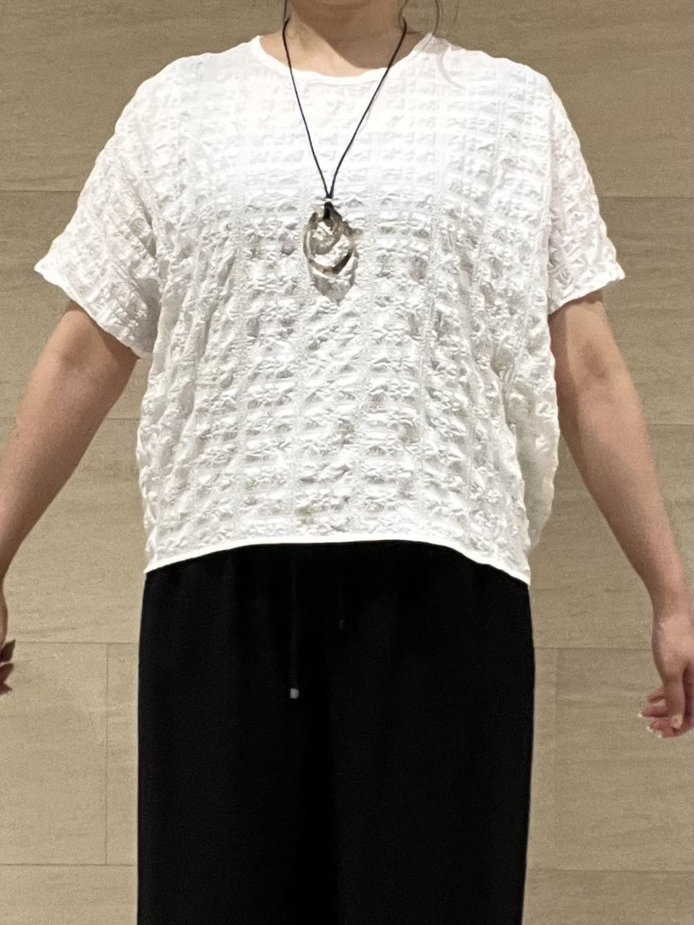 TOMOMIさんの「INDIVI｜【洗える／UVケア／SETUP可能】ドロストワイドパンツ」を使ったコーディネート