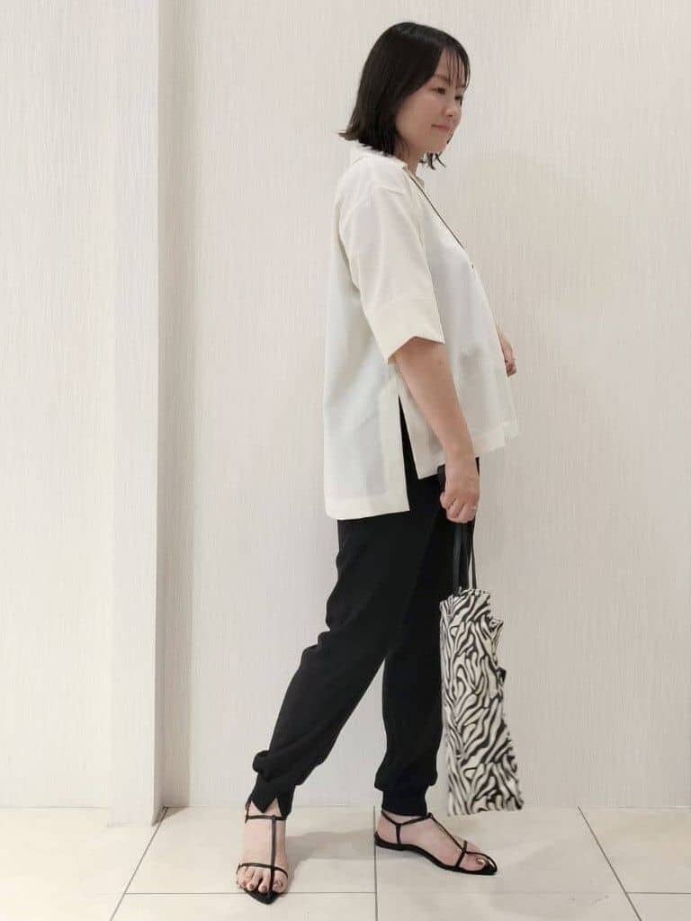naokoさんの「UNTITLED｜【UVカット/接触冷感/吸水速乾/ゆったり】V開きネックシャツ」を使ったコーディネート