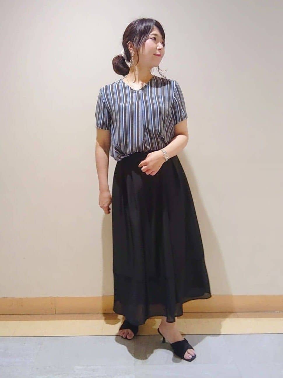TOMOMIさんの「INDIVI｜【洗える／通勤】無地＆マルチストライプ柄Vネックブラウス」を使ったコーディネート