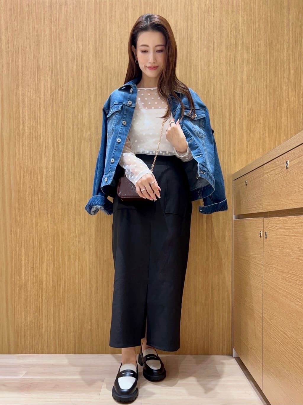 maiさんの「OPAQUE.CLIP｜チュールフラワー刺繍シアートップス【洗濯機OK】」を使ったコーディネート