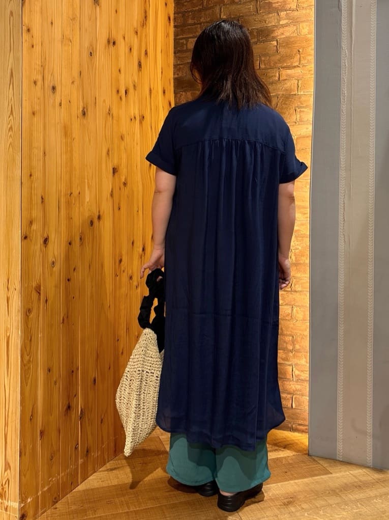 ゆかぴさんの「SHOO･LA･RUE｜◆【洗える/S-LL/ひんやり】ふんわり軽やかに 前あきロングシャツ」を使ったコーディネート