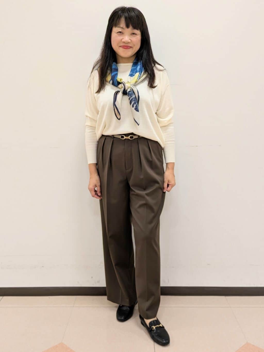 ともさんの「UNTITLED｜【8色展開/体型カバー】魅せるタイムレスニット」を使ったコーディネート