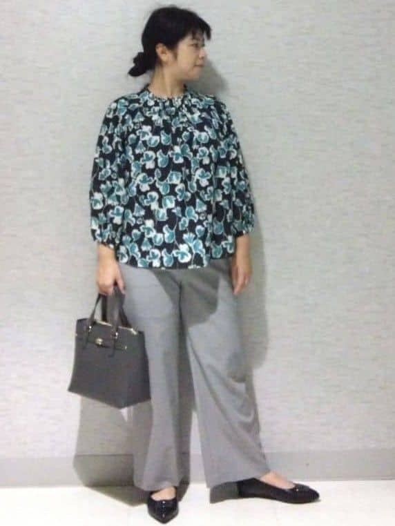 sakoさんの「Reflect｜【ジャケットのインナーにおすすめ◎】花柄タックデザインブブラウス」を使ったコーディネート