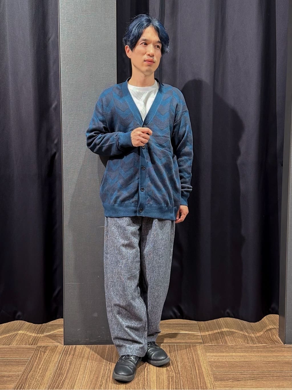 tomoyaさんの「THE SHOP TK｜ヘリンボンニットカーディガン」を使ったコーディネート