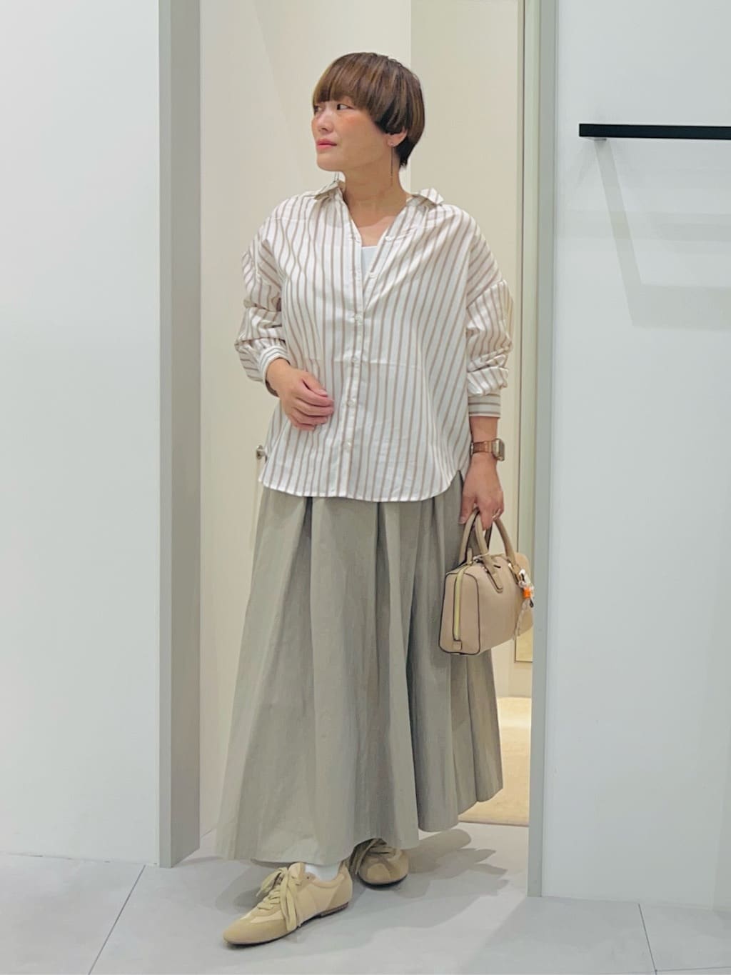 タナさんの「THE SHOP TK｜【後ろ姿もサマになる】ストライプ バックシャーリングシャツ/体型カバー/洗える」を使ったコーディネート