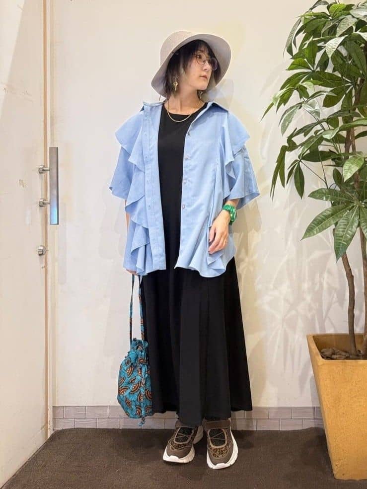 misakiさんの「SHOO･LA･RUE｜【洗える/S-LL】大きめのフリルが印象的 デザインブラウス」を使ったコーディネート