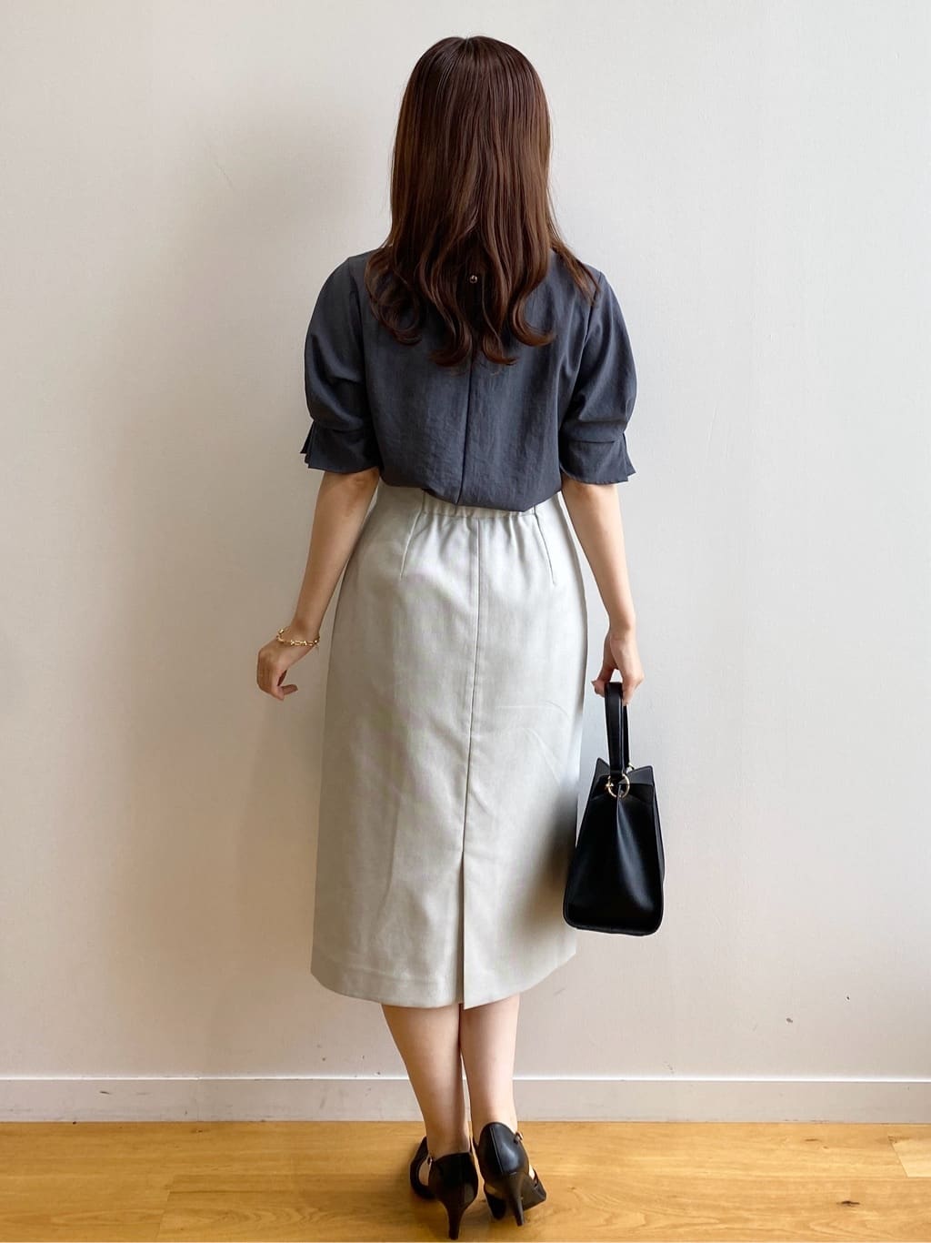 みさかさんの「index｜《8色展開／XS-LLサイズ》タックパフスリーブブラウス【洗濯機洗い可／吸水速乾／防シワ／抗ピル】」を使ったコーディネート