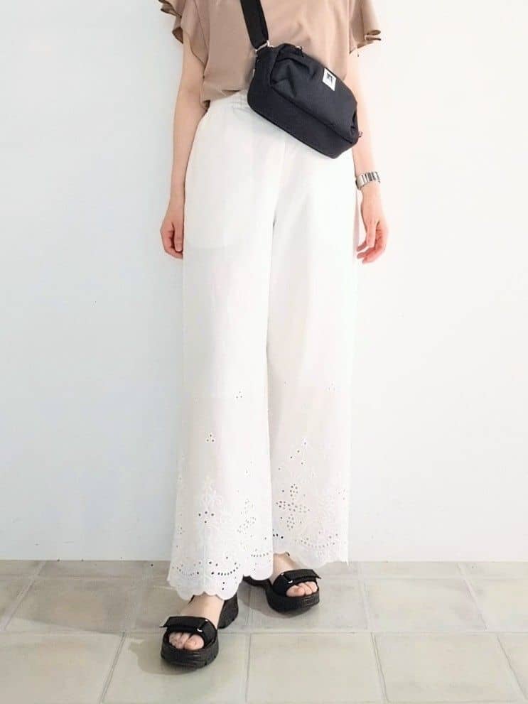 miomioさんの「SHOO･LA･RUE｜【汗ジミ防止/ひんやり/UV】フリルスリーブTシャツ」を使ったコーディネート