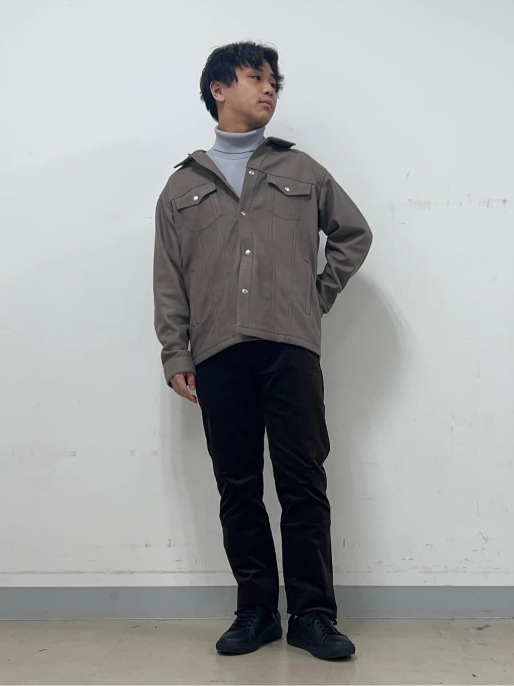 Hiroさんの「TAKEO KIKUCHI｜アンチピリング タートルネック ニット」を使ったコーディネート