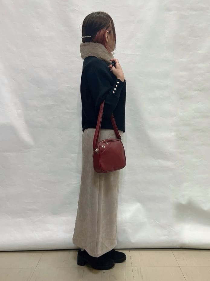 YUIさんの「SHOO･LA･RUE｜ファー&times;パール風付きニットティペット」を使ったコーディネート