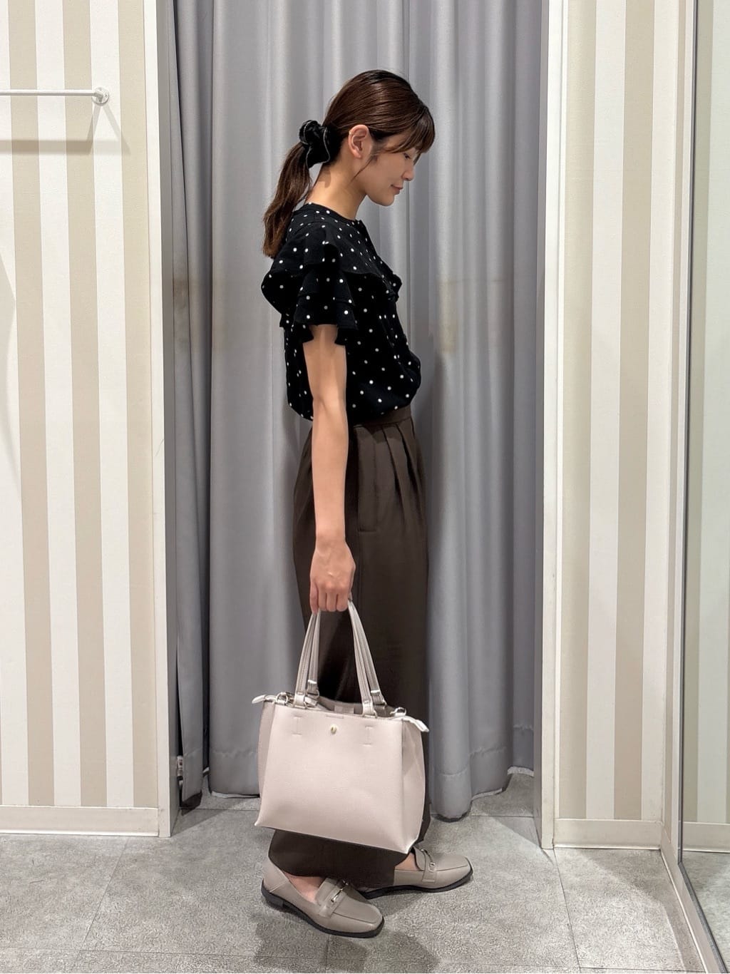 Rikaさんの「SHOO･LA･RUE｜【無地/ドット柄】お袖フリルが華やぐ きれいめブラウス」を使ったコーディネート