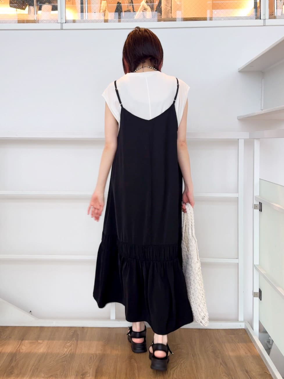 𝐜𝐡𝐢𝐤𝐚さんの「SHOO･LA･RUE｜【ひんやり】シャーリングがアクセントに 大人のデザインキャミワンピース」を使ったコーディネート