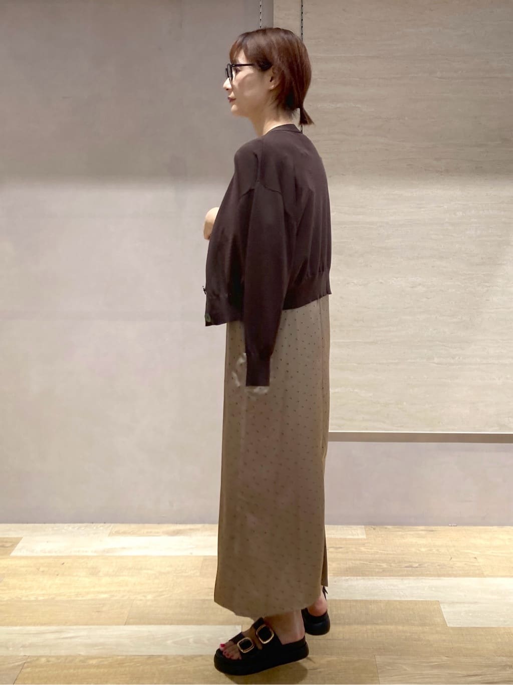 たけねぇさんの「OPAQUE.CLIP｜ランダムドット サテンキャミワンピース【洗濯機洗い可】」を使ったコーディネート