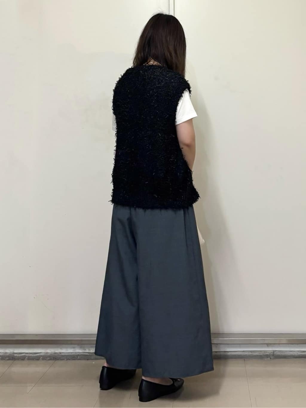 やまさんの「OPAQUE.CLIP｜スパンコール刺繍ロゴTシャツ【洗濯機洗い可／接触冷感／UVケア】」を使ったコーディネート