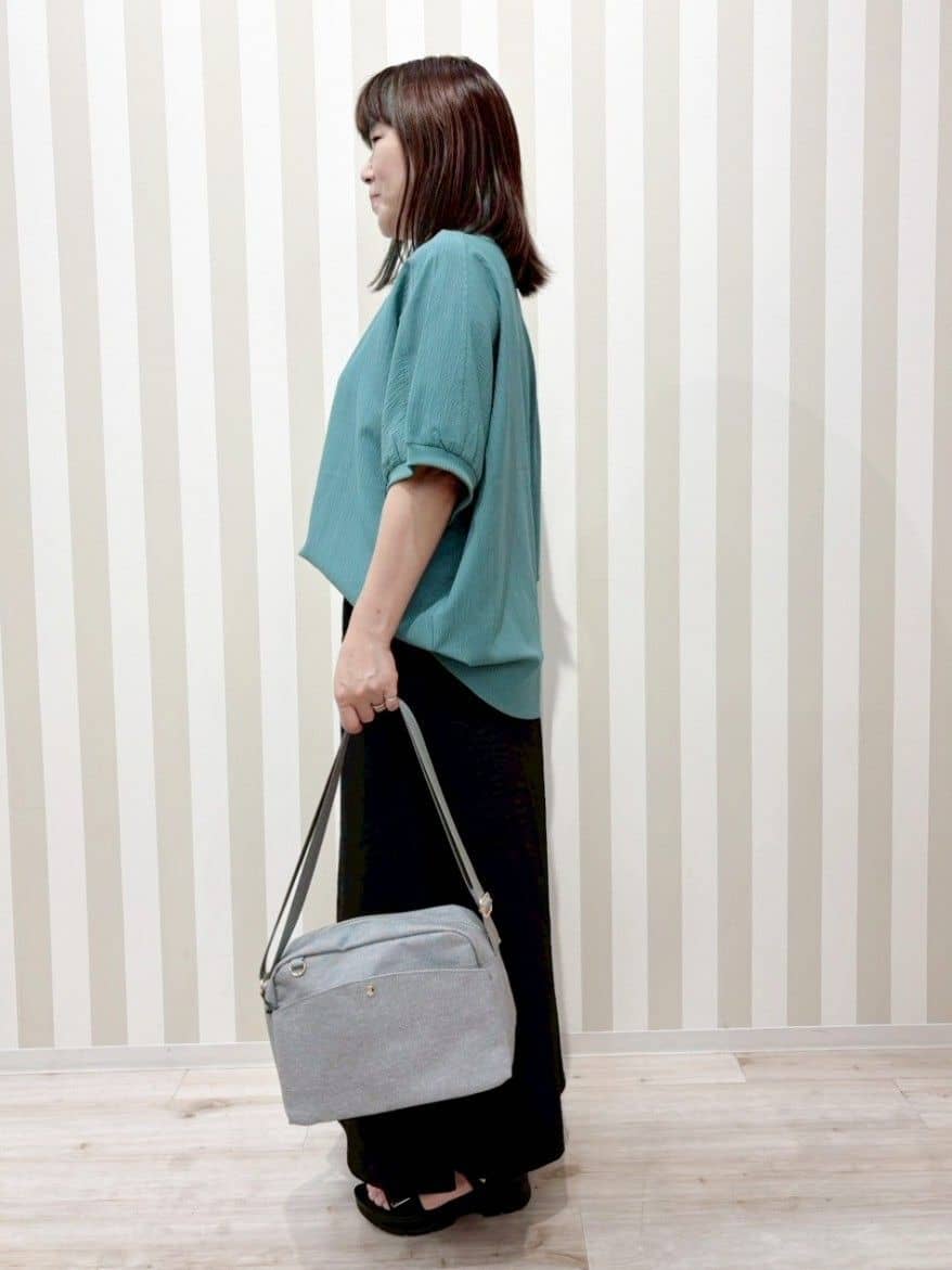 ゆーんさんの「SHOO･LA･RUE｜【S-LL/ひんやり】さらっとタッチできれい見え ピンタックスカーチョ」を使ったコーディネート