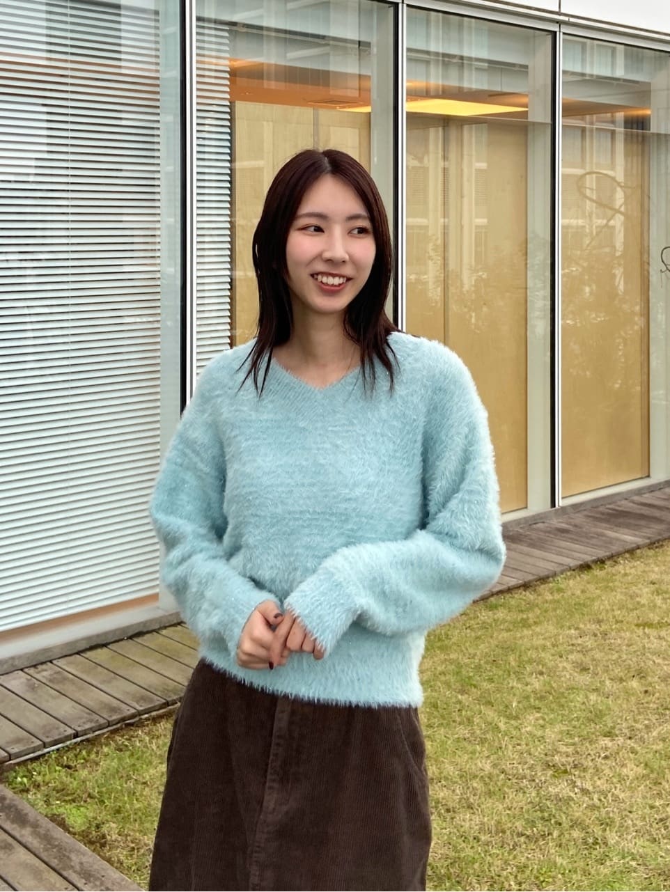めぐさんの「OPAQUE.CLIP｜スパンコールフェザーVネックニット【洗濯機OK】」を使ったコーディネート