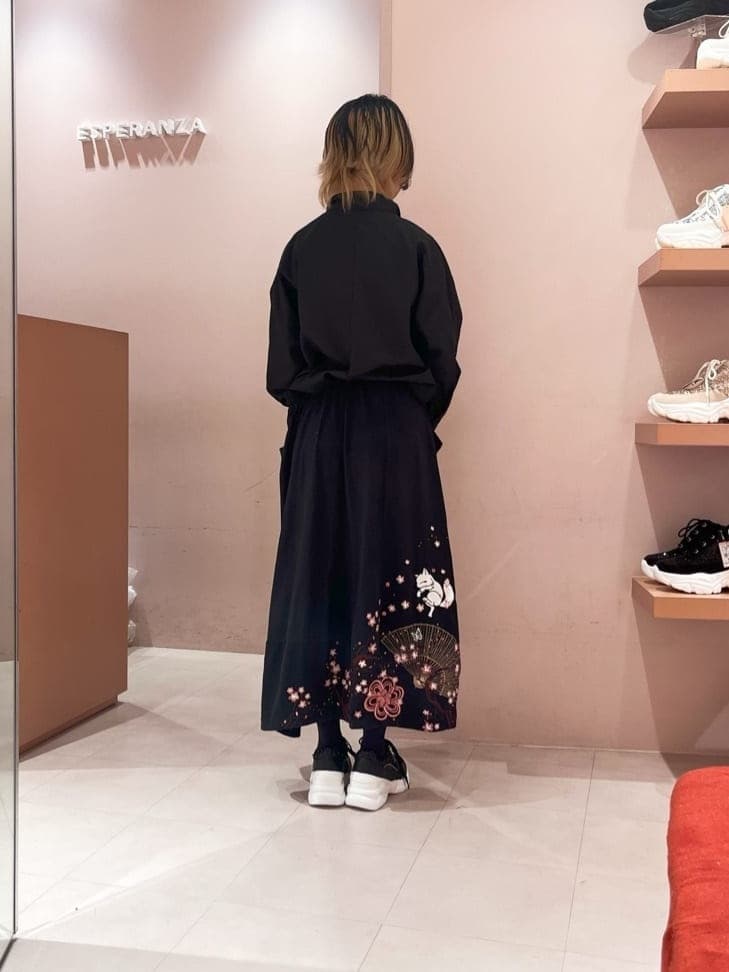 MIGIさんの「ESPERANZA｜【EC先行販売】グリッター&times;ツイード ラインストーンスニーカー」を使ったコーディネート