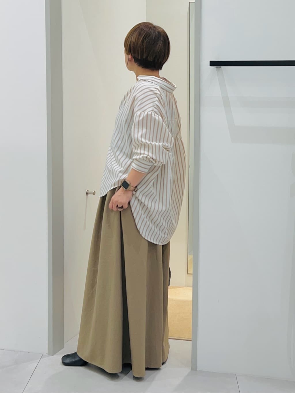 タナさんの「THE SHOP TK｜【後ろ姿もサマになる】ストライプ バックシャーリングシャツ/体型カバー/洗える」を使ったコーディネート