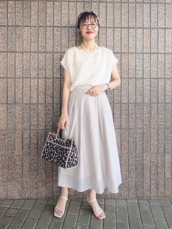 MUTSUKOさんの「UNTITLED｜【セットアップ可/洗える】フェザーフレンチスリーブブラウス」を使ったコーディネート