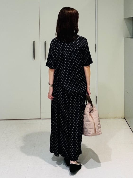 makiさんの「UNTITLED｜【セットアップ可/リラクシー/通勤】スクエアジオメ柄ブラウス」を使ったコーディネート