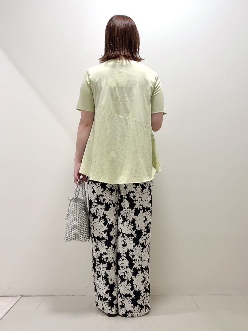 YUIさんの「UNTITLED｜【ウエストゴム/ワイド/柄】モノトーンフラワーパンツ」を使ったコーディネート